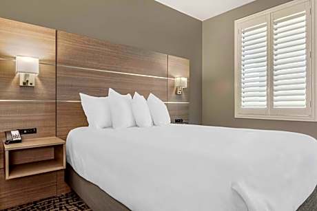 Queen Room with Sofa Bed and Roll-In Shower - Disability Access