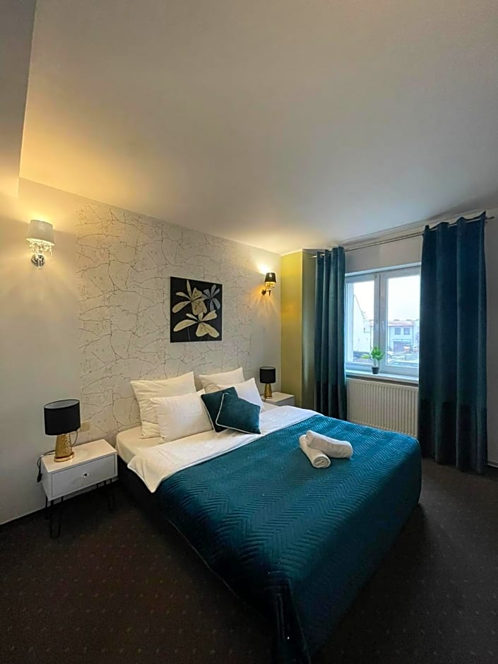 Rynek 14 - Pokoje hotelowe - Cafe&Restaurant - Parking - OrangeTV