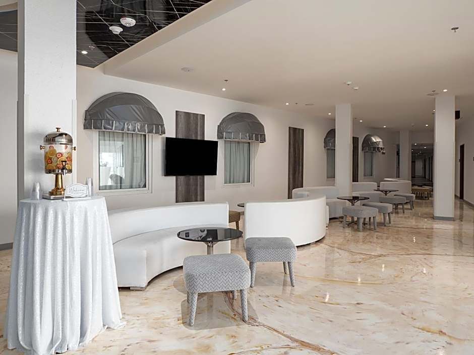 Hotel Mesaluna Short & Long Stay