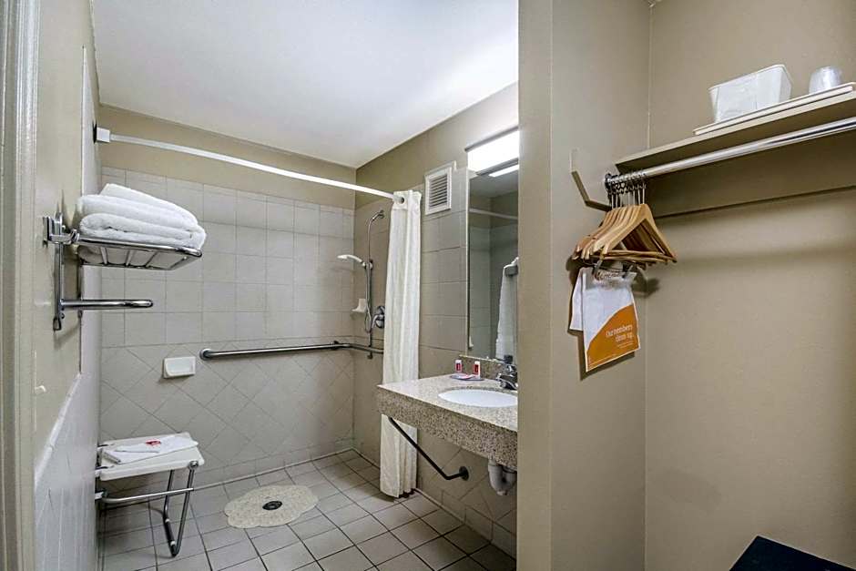 Econo Lodge Inn & Suites I-35 At Shawnee Mission