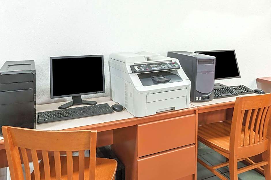 Super 8 by Wyndham Three Hills AB