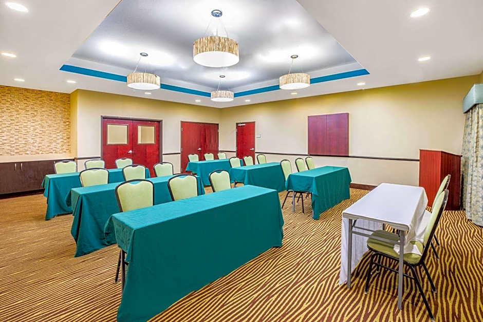 La Quinta Inn & Suites by Wyndham Floresville