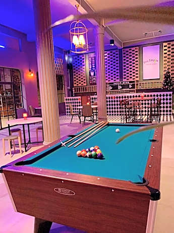 You Empire Hostel & Bar