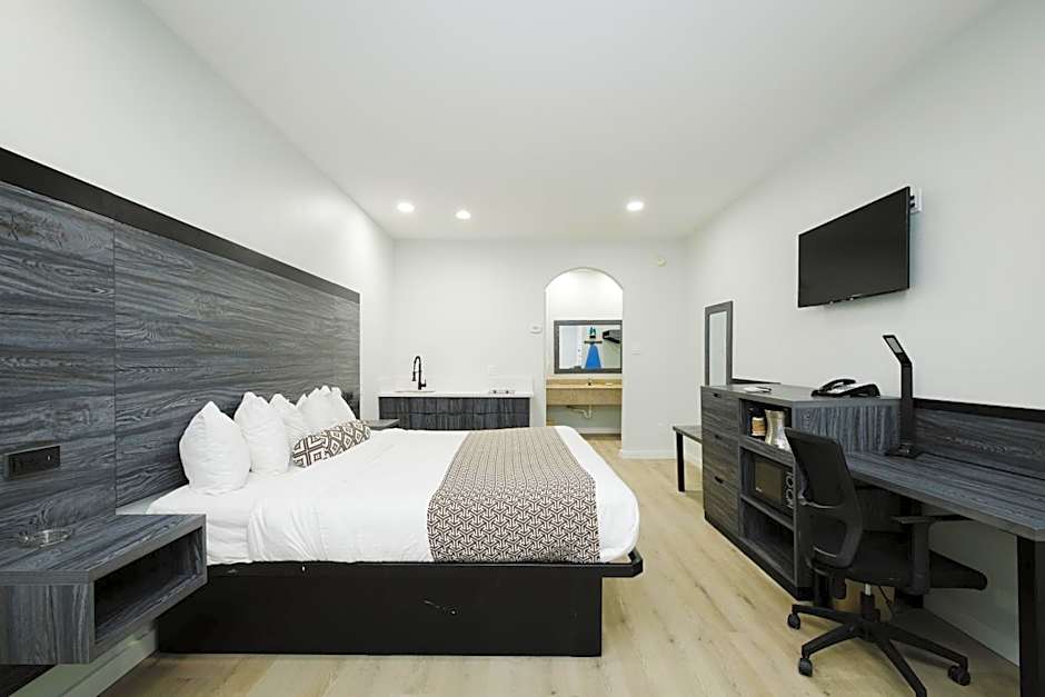 Sapphire Inn & Suites