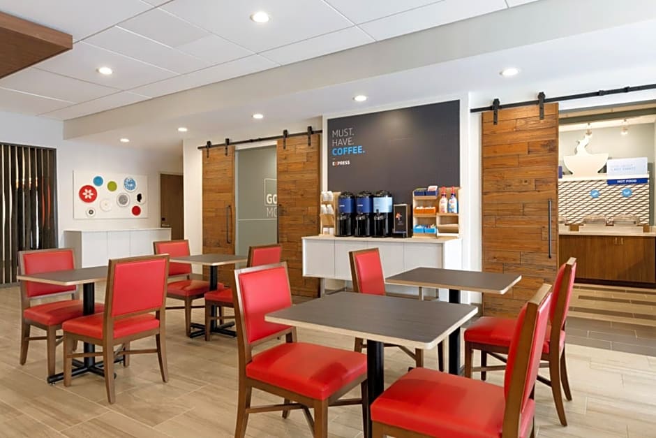 Holiday Inn Express & Suites - Cincinnati NE - Red Bank Road, an IHG Hotel