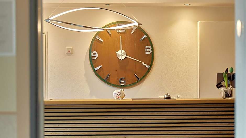 Moselhotel Weinhaus Simon `Sauna`Restaurant`ELadesäule