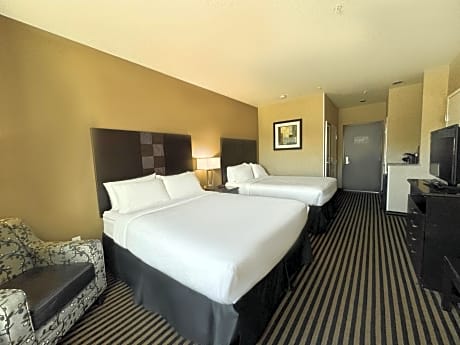 Queen Room with Two Queen Beds- Hearing Accessible Roll in Shower/Non-Smoking