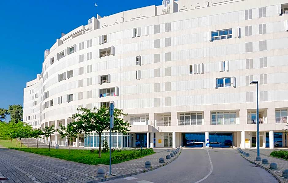 Sky & Sun Luxury Rooms