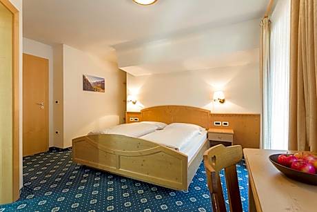 Apartment with Mountain View