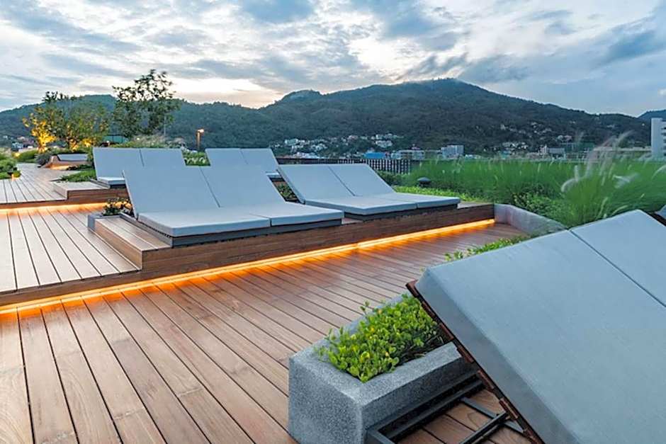 The deck patong 5 Star Apartment 巴东The Deck无边际海景泳池酒店