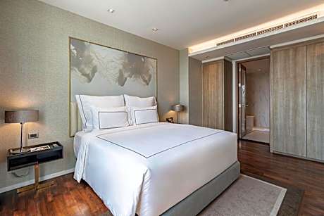 Junior Suite King with Balcony