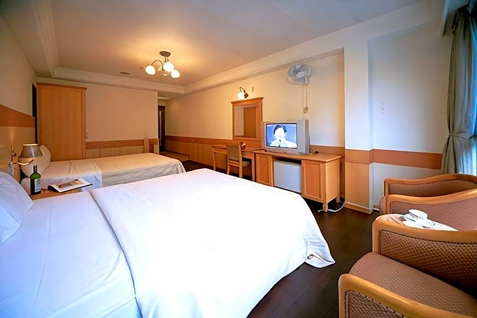 Ming Lu Holiday Hotel
