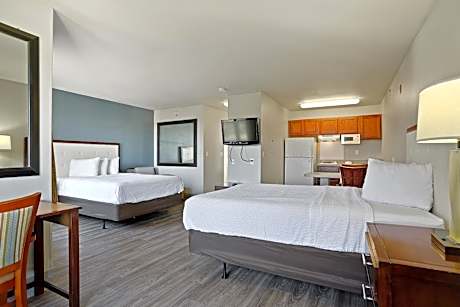 Studio with 2 Queen Beds - Non-Smoking