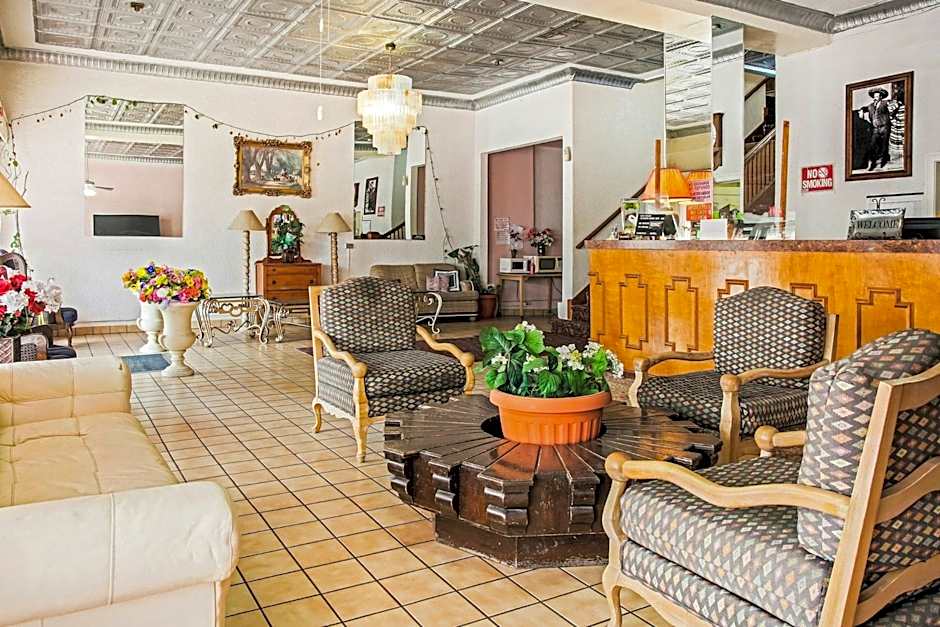 OYO Cameron Historic Hotel Brownsville I-69E