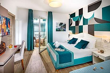 Superior double Room with Sofa Bed with partial Sea View