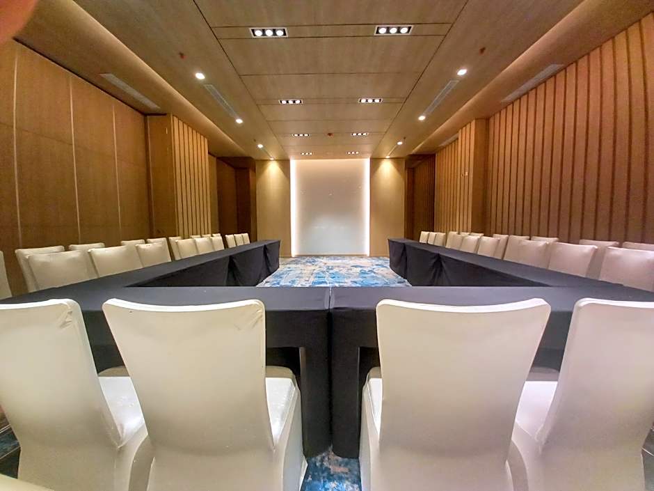 Louis Kienne Hotel Cikarang