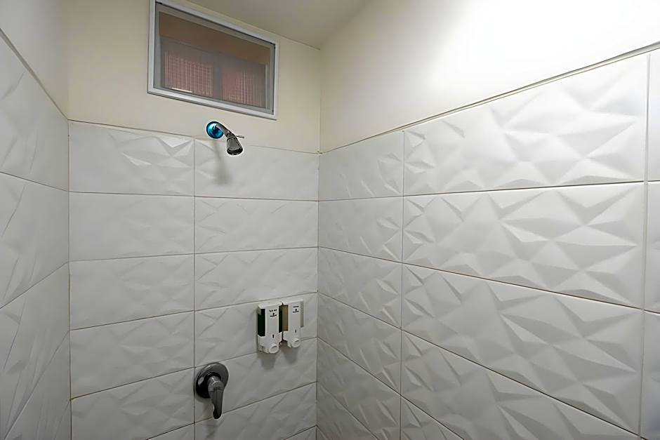 RedDoorz Plus near Paragon Mall Semarang