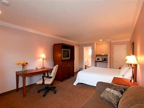 Travelodge by Wyndham Vancouver Lions Gate