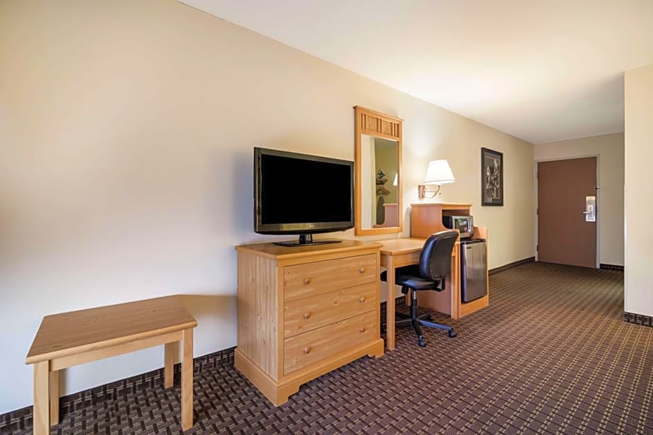 Best Western Golden Spike Inn & Suites