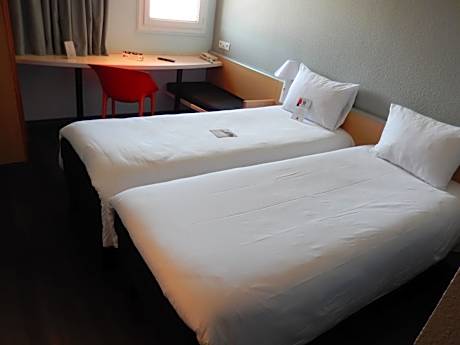 Standard Room with 1 Double and 1 Single Bed