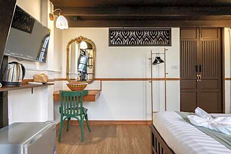 Queen Room with Private External Bathroom