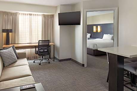 One-Bedroom Queen Suite with Sofa Bed - Mobility/Hearing Accessible with Tub