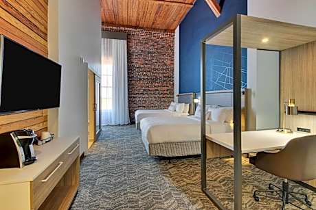 Guest Queen Room with Two Queen Beds and City View