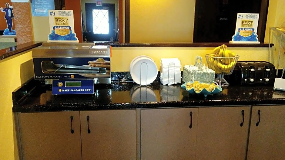 Days Inn & Suites by Wyndham Stevens Point