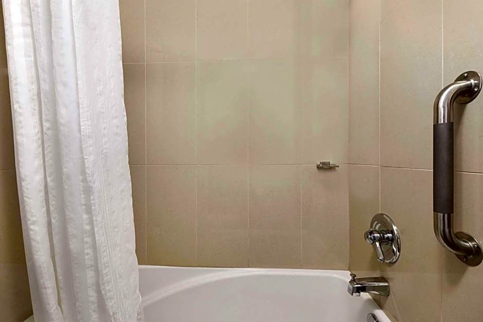 Days Inn & Conference Centre by Wyndham Montreal Airport