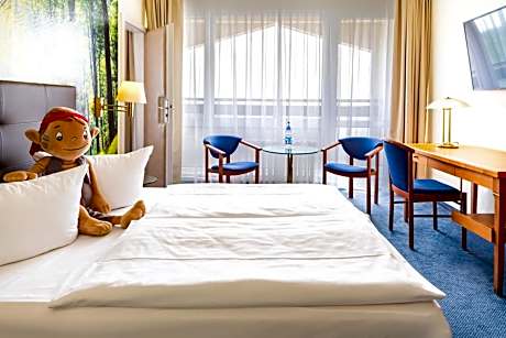 Family Room (2 Adults + 2 Children)