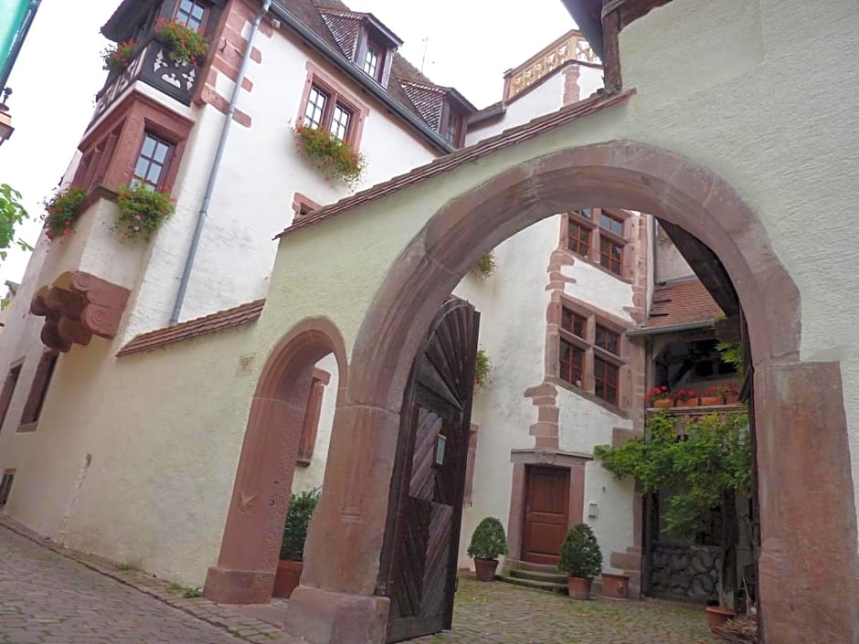 ADRIHOF à Riquewihr, Cour de l'Abbaye d'Autrey