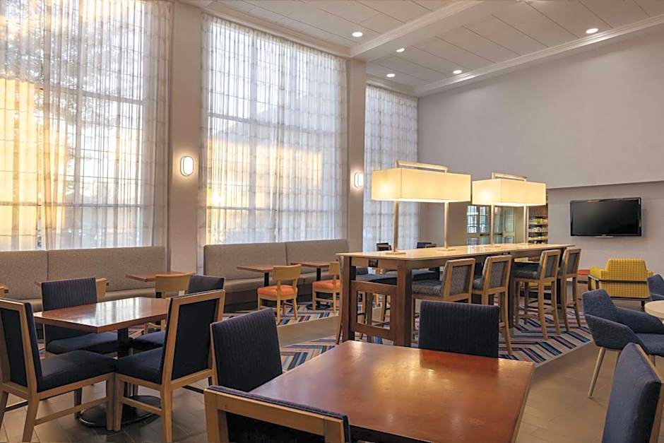 Hampton Inn By Hilton & Suites Williamsburg Square