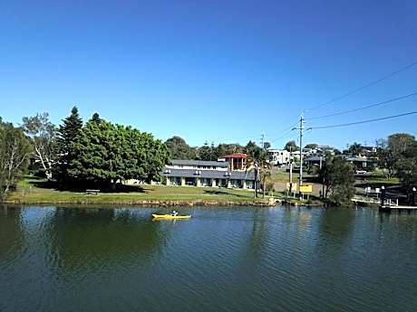 Hibiscus Lakeside Motel