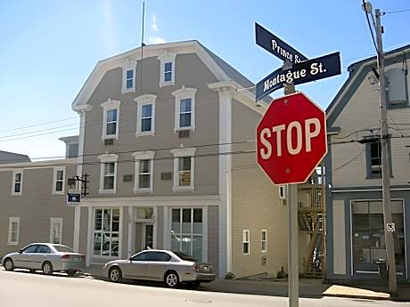 Smugglers Cove Inn