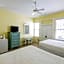 Deluxe Queen at the Curry Mansion - Parking & Heated Pool!
