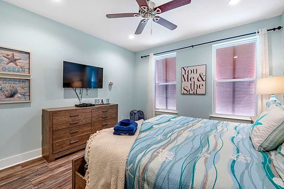 TRUE BLUE-Coastal cottage-3 min walk to beach! POOL!
