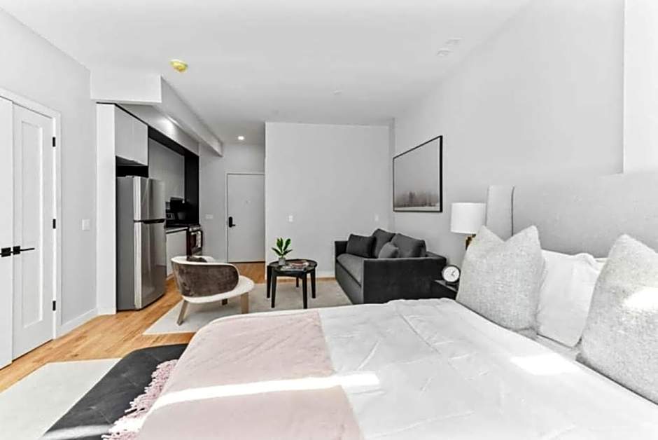 Luxe Studio w Juliet Balcony in Upper East
