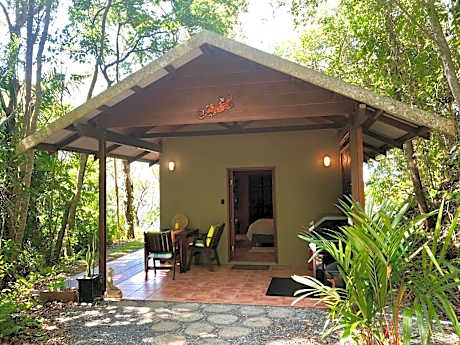 Gunnadoo Holiday Hut with Ocean Views and Jacuzzi