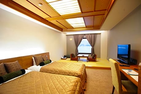 Standard Room with Tatami Area and Lake View - Non-Smoking