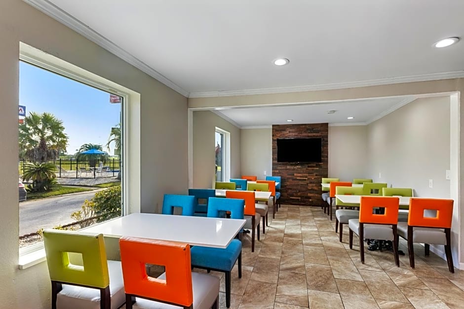 Days Inn by Wyndham Savannah Gateway I-95