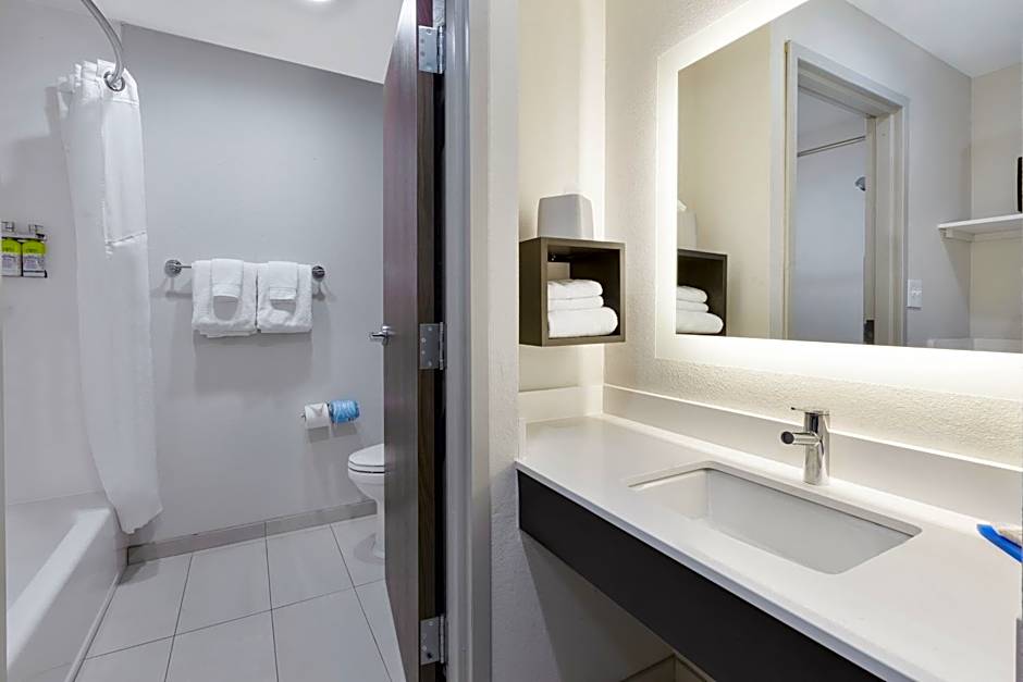 Holiday Inn Express Detroit-Warren/General Motors Technology Center By IHG