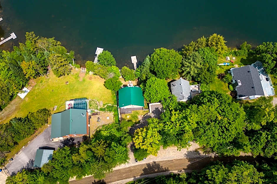 Rustic Waterfront Chalet Panoramic View and Spa