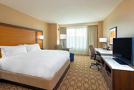 King Room with Roll-in Shower and Lounge Access - Mobility and Hearing Accessible