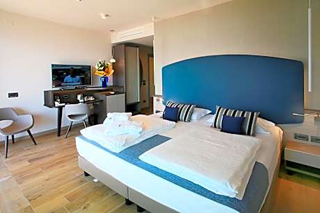 Double Room with Terrace and Lake View