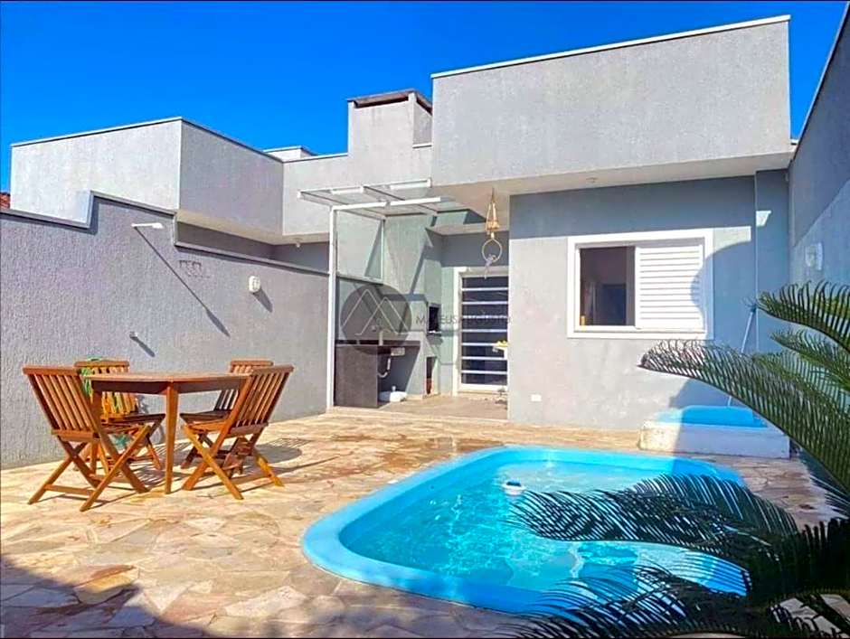 Casa com piscina duas quadras da praia