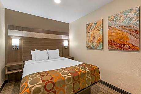 Suite-1 Queen Bed Non-Smoking Sofabed Separate Living Room Microwave Fridge Wi-Fi Full Breakfast