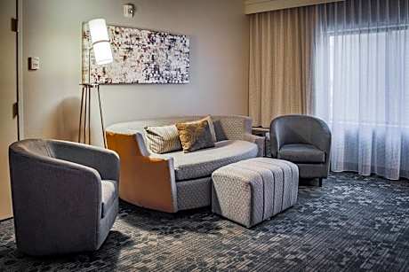 One-Bedroom King Suite with Sofa Bed, Courtyard view