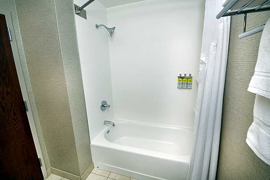 Holiday Inn Express Hotel & Suites Grand Forks By IHG