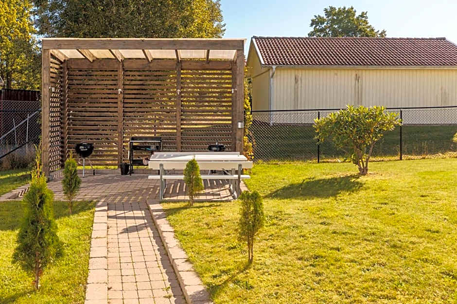 Easy Livin' Apartment Hotel