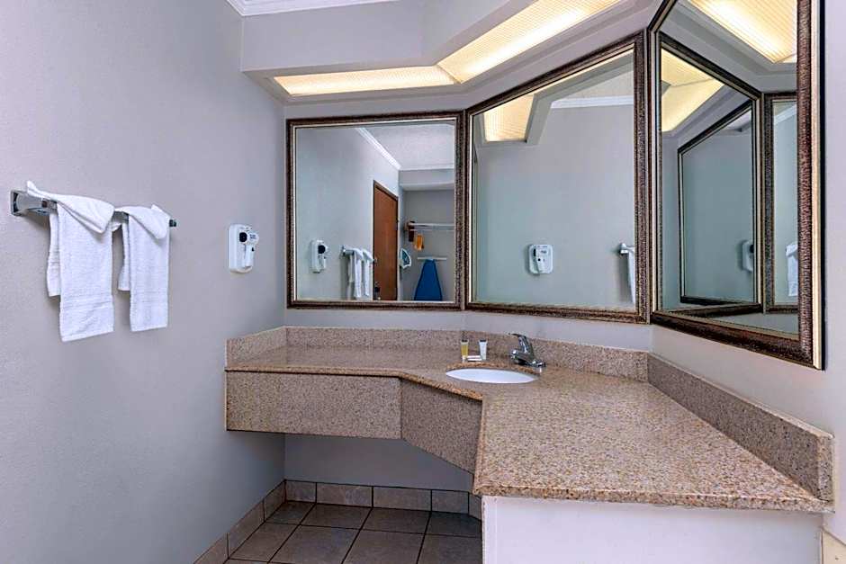 Days Inn and Suites by Wyndham Kansas City South